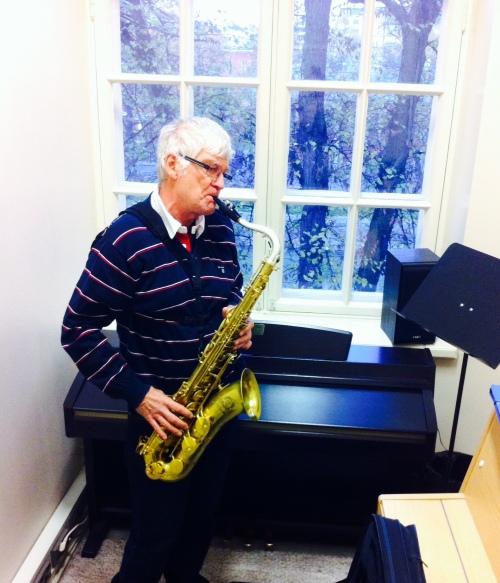 Juhani Ervasti käy usein musiikkikirjaston soittohuoneessa. Hän soittaa altto- ja tenorisaksofonia sekä huilua.