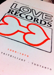 Love Recordsin tarinan kannessa on kuuluisa kaksisydäminen logo. Sen suunnitteli graafikko Harri Manner.