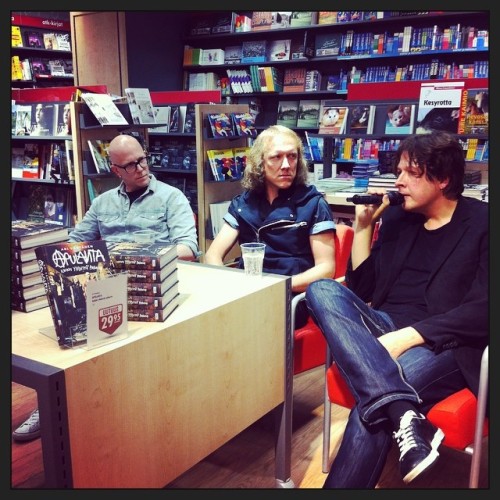 Toni Wirtanen (vas.), Sipe Santapukki ja kirjailija Ari Väntänen Turussa elokuussa 2014.