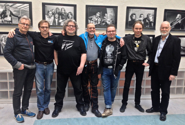 Bluesin Sielunmaisemaa -näyttelyn kuvaajat avajaispotretissa (Kuva Maiju Lasola - Finnish Blues Society)